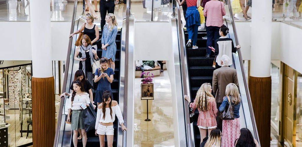 People on the escalators at Valley Mall Plaza Outlet