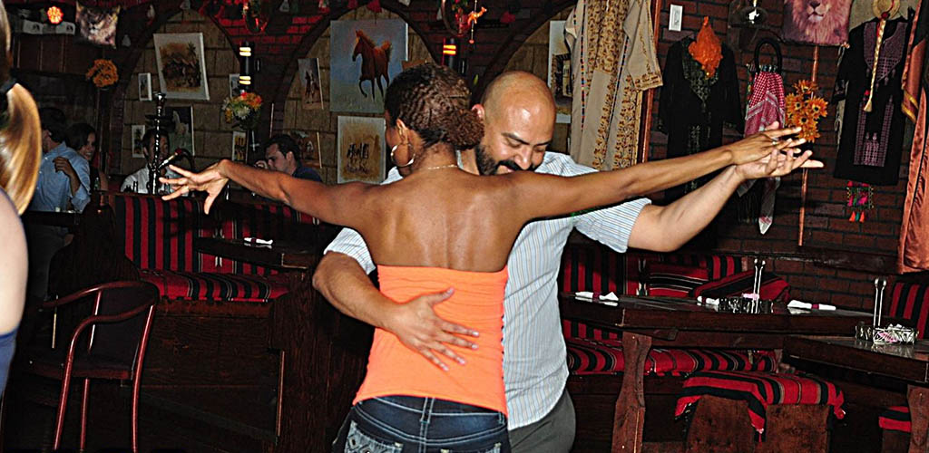 A couple dancing sensually at Kan Zaman