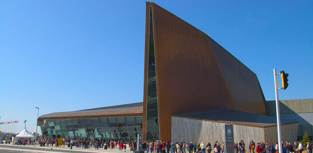 People lined up outside The Canadian War Museum