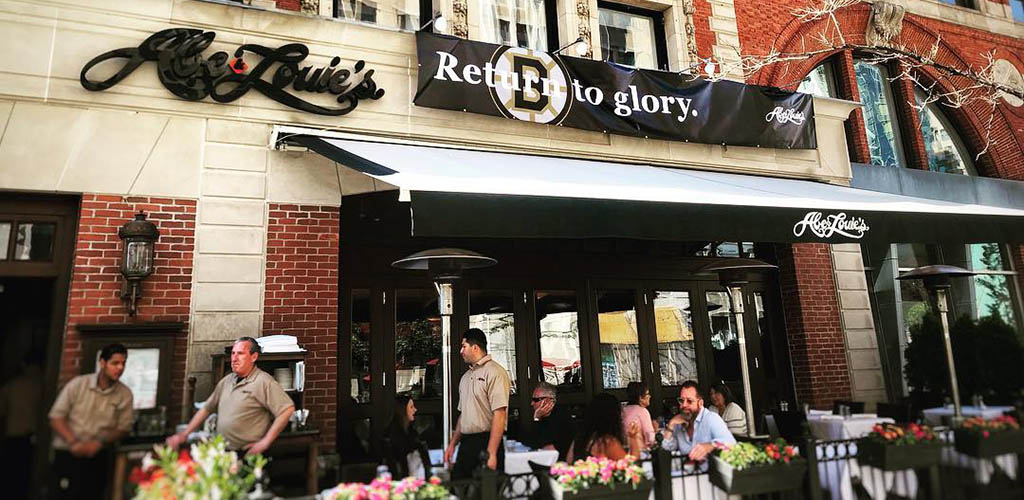 The outdoor crowd at Abe and Louie's