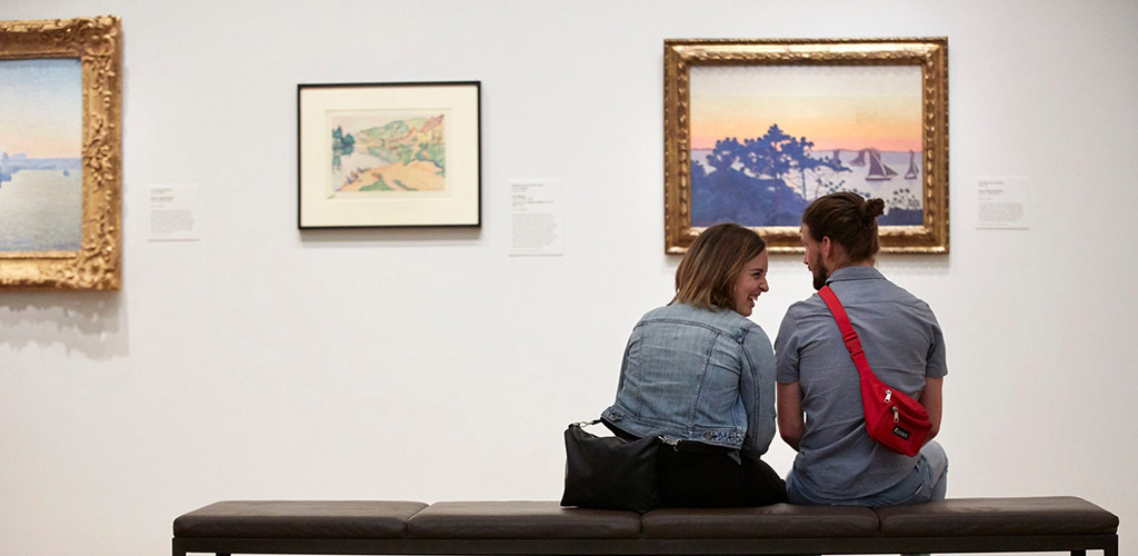 A Philadelphia MILF on a bench with her date at the Philadelphia Museum of Art