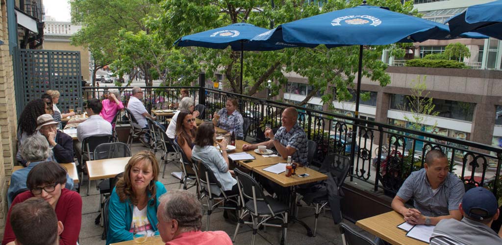 The patio of Queen and Beaver Pub on a busy day