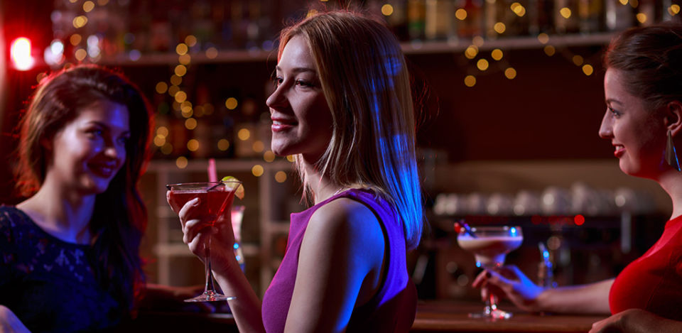 Learn the best techniques for how to talk to a woman at a bar without screwing it up