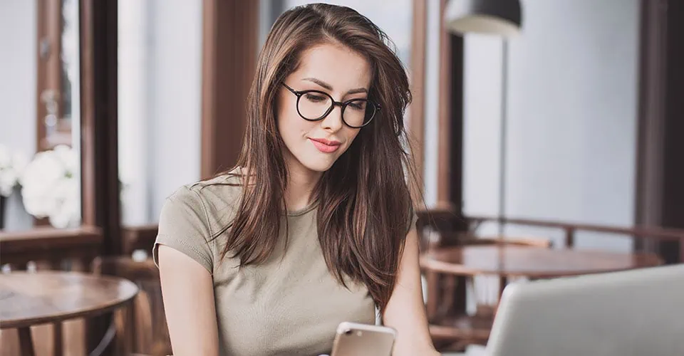 Woman in glasses using the best dating apps in Colorado Springs