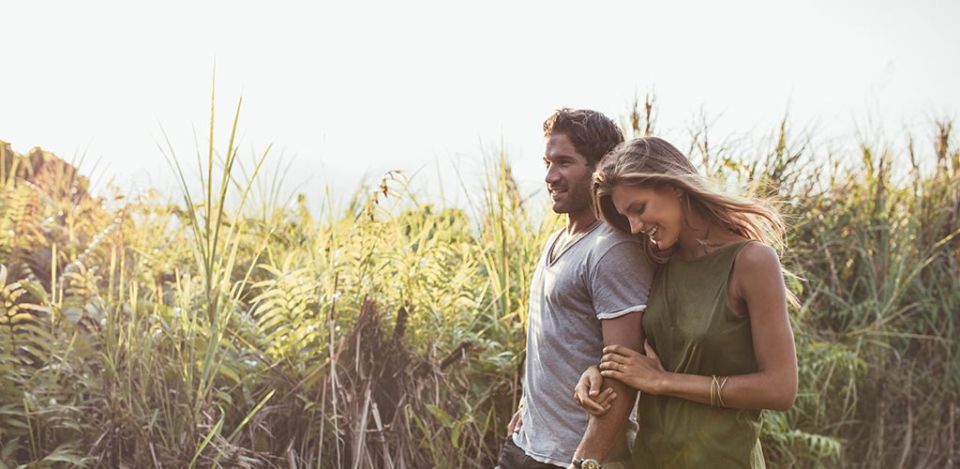 Man shows how to win over a girl by charming her during an outdoor date