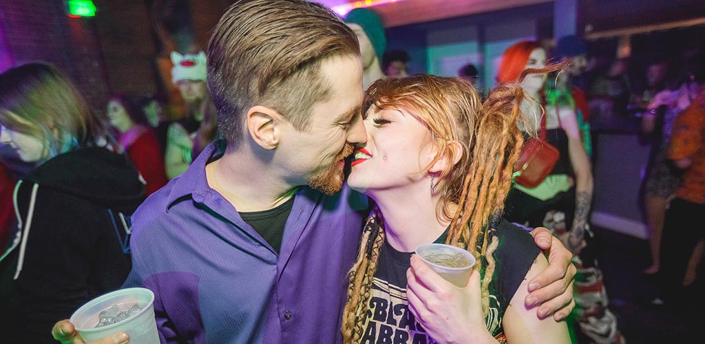 A couple kissing at The Bluebird Nightclub in Reno