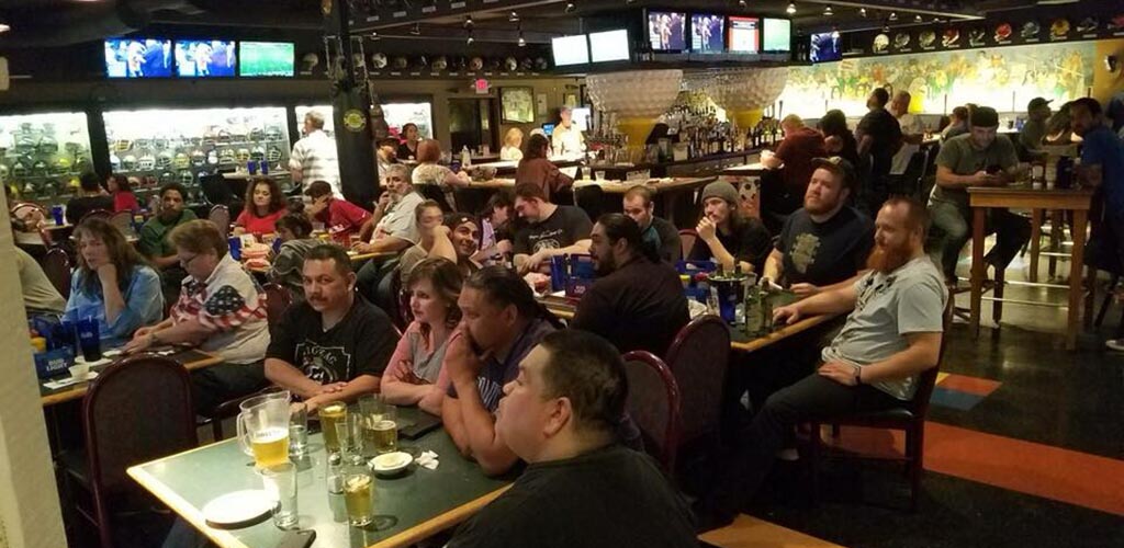 Max’s Sports Bar has an awesome happy hour full of women looking to get laid in Glendale