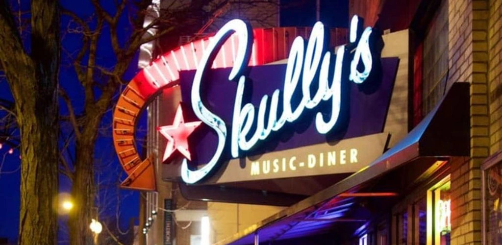 The signage of Skully's Music Diner at night