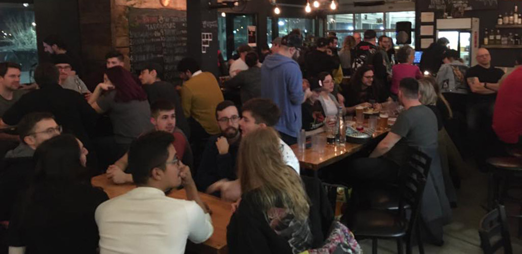 A crowd of people at Le Barrage Brasseurs looking for Longueuil hookups