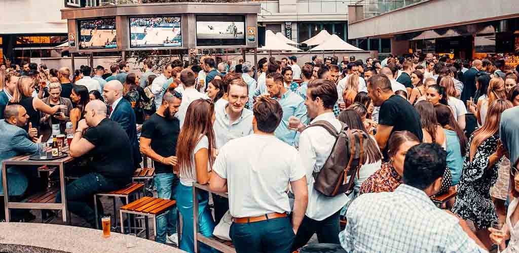 A crowd of Sydney singles hooking up during the happy hour at Ryan's Bar