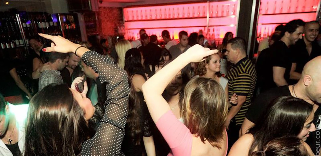 The crowded dance floor of Univers Ristorante