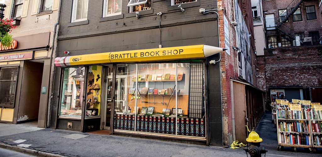 The cool exterior of Brattle Book Shop