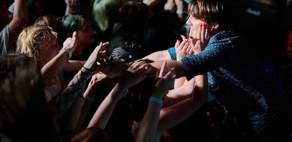 Geelong girls surrounding the singer at a live concert in The Barwon Club Hotel