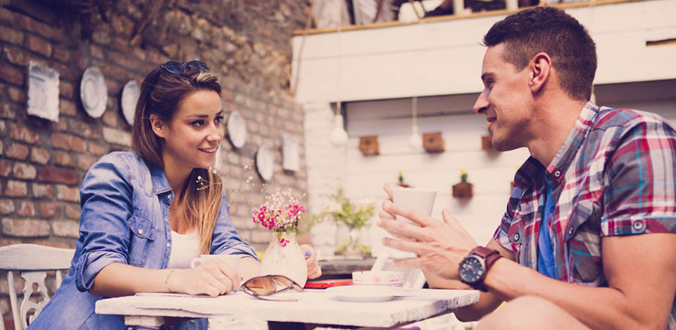 A man entertaining his date with fun first date conversation topics