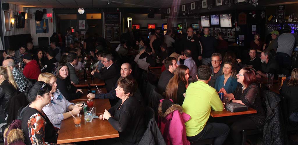 Music lovers and single women in Longueuil hang out at Bar Zone 132