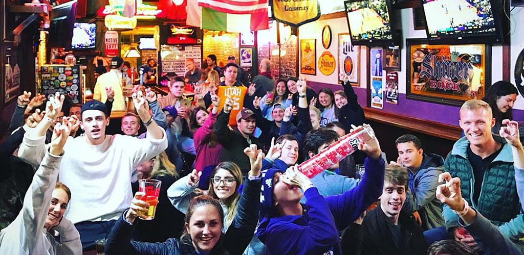 A crowd full people at the University Pub 