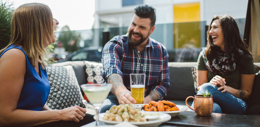 Friends enjoying drinks at the outdoor seats at Brown's Socialhouse Panorama