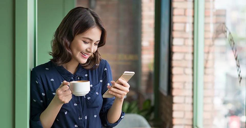 Checking out the best Pittsburgh dating apps during her coffee break