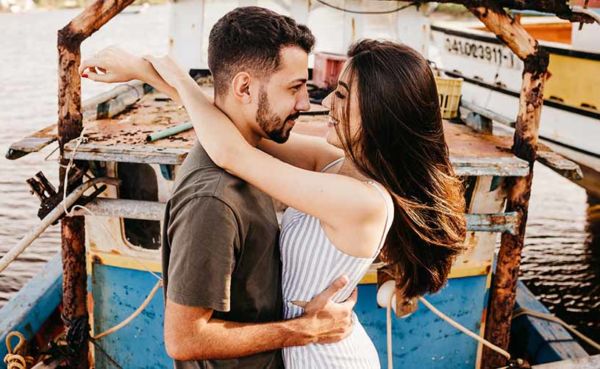 A man and a woman hugging on the first date