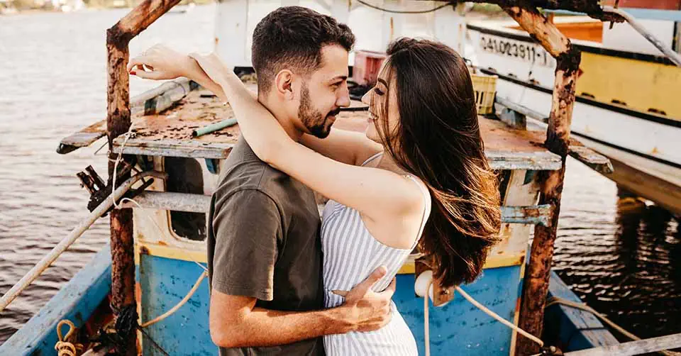 A man and a woman hugging on the first date