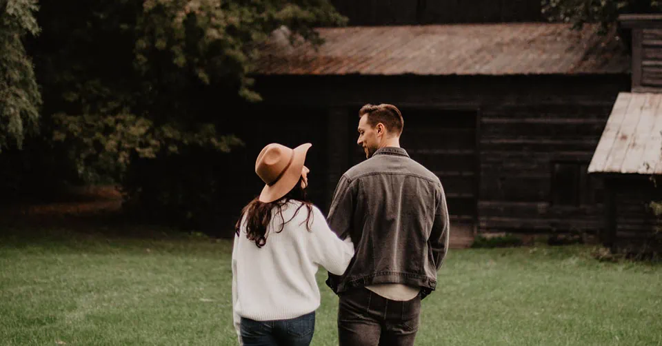 A hypergamous woman walking with her boyfriend