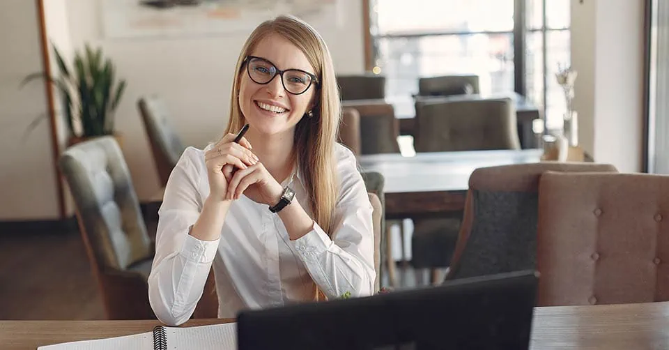 A young woman looking for hookups in Pennsylvania at a coffee shop