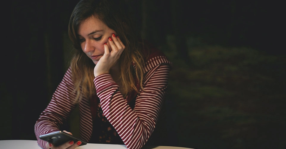 Using a free dating app while waiting for her coffee