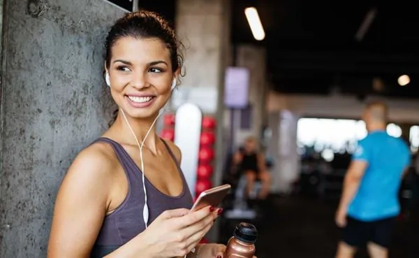 A hot woman trying Illinois dating apps at the gym