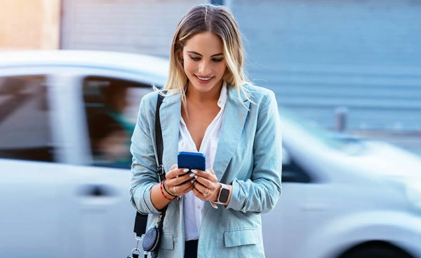 A well-dressed woman using a dating app in Fort Wayne