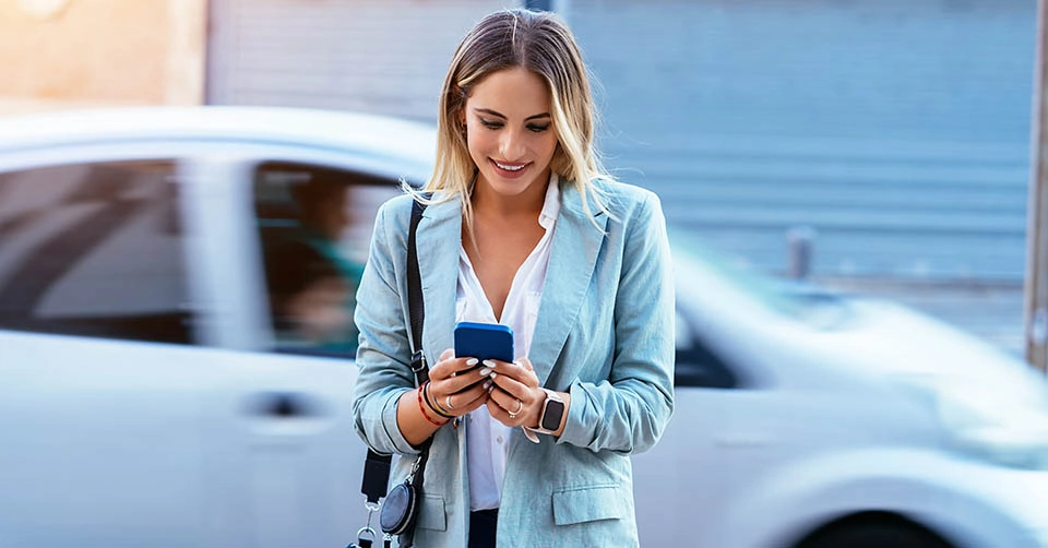 A well-dressed woman using a dating app in Fort Wayne