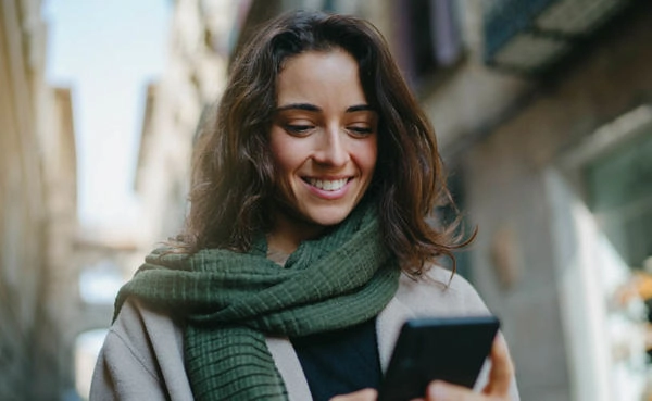 A woman in a green scarf trying out Wisconsin dating apps for the first time