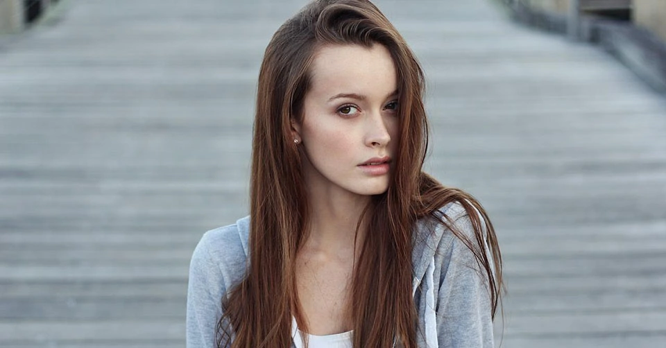 Beautiful woman looking for Minnesota hookups on a boardwalk