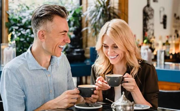 Dating in Virginia Beach at a sunny cafe