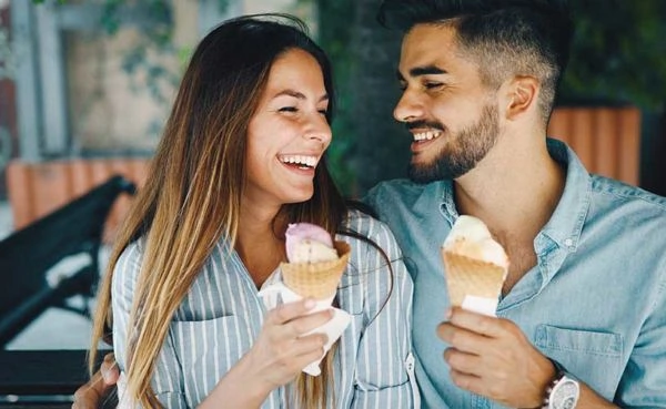 Summer dating in Albuquerque at a dessert bar