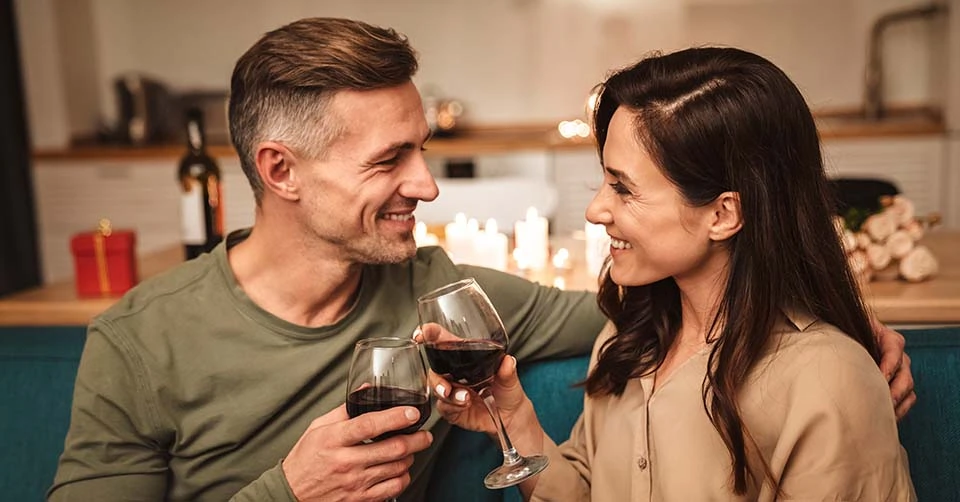 Dating in Mesa at a wine bar