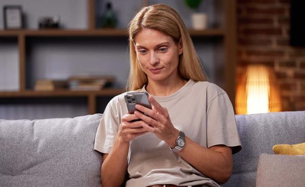 Blonde woman using her Hobart dating apps in the afternoon