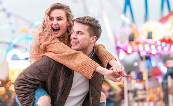 A couple dating in Arlington at a theme park