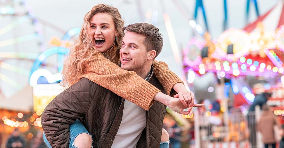 A couple dating in Arlington at a theme park